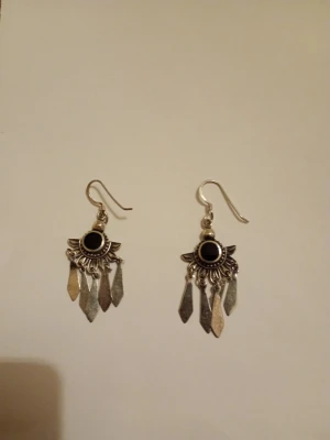 Vintage örhängen i silver 925 med hänge svart pärla  - Tuffa örhängen med hänge och svart pärla i Silver med stämpel på kroken med 925. Fint skick.