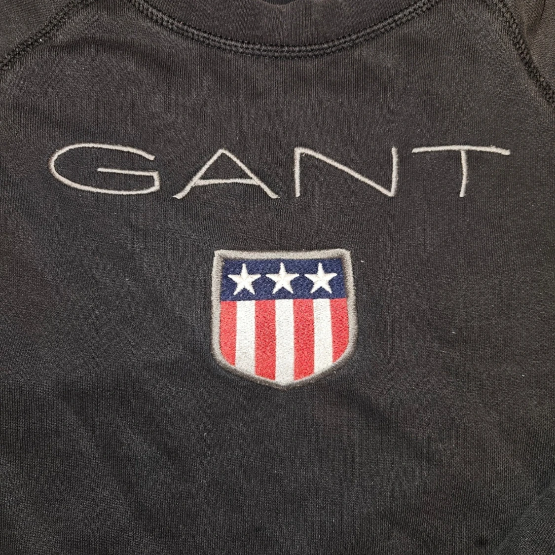 Svart sweatshirt från GANT  - 1