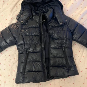 Svart pufferjacka med huva - Nypris 350kr