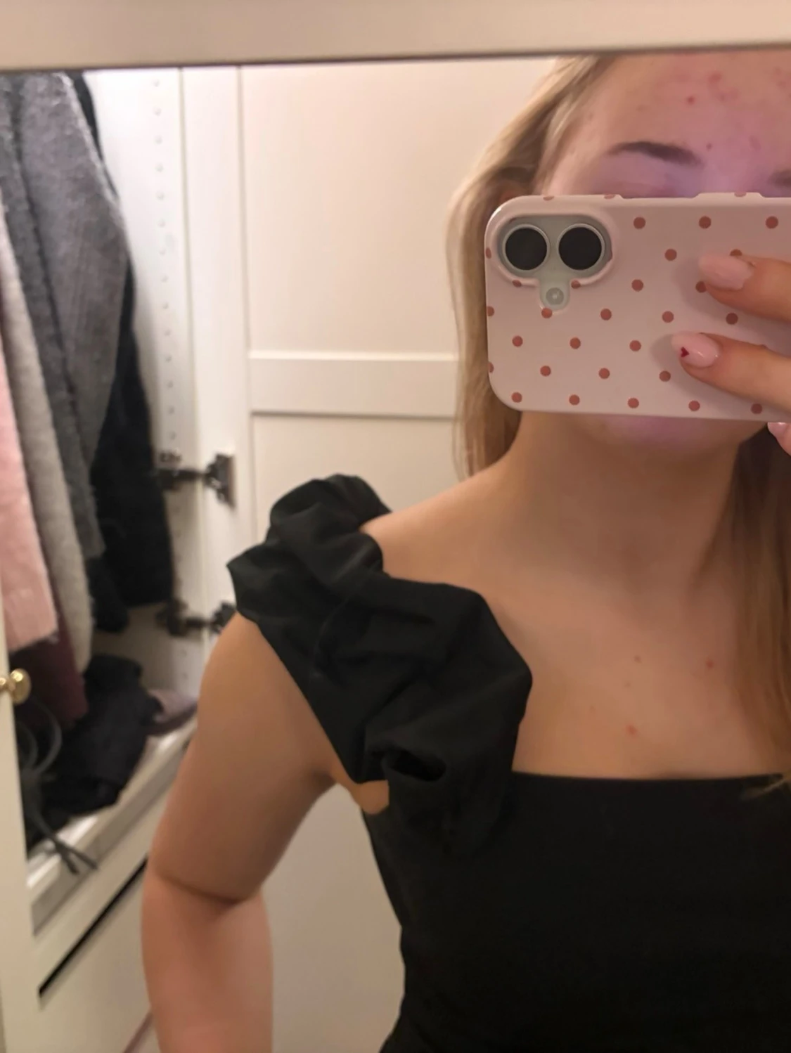 Svart oneshoulder volangklänning - 2