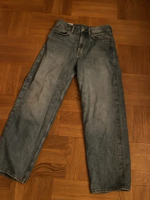 Loose fit jeans från H&M, blå - Säljer ett par blå loose fit jeans från H&M i klassisk femficksmodell. Jeansen har en rak och avslappnad passform med normal midja och är tillverkade i slitstarkt denimtyg. Perfekta för en chill och trendig look.