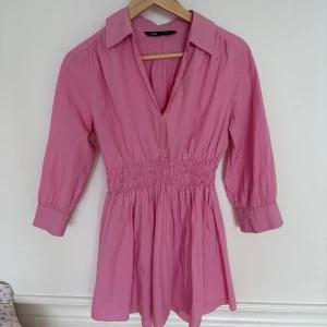 Rosa kortklänning från Zara - Supersöt rosa kortklänning från Zara med v-ringning. Den är i strl M men jag skulle säga att den är mer som XS! 