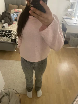 Grå bootcut jeans med fickor fram - Säljer ett par grå jeans med bootcut-modell och stora fickor framtill. Jeansen har en klassisk midja och raka ben som blir vidare nedtill. Snygga sömdetaljer och passar perfekt till en avslappnad stil. Materialet är jeans och färgen är en snygg mellangrå ton.