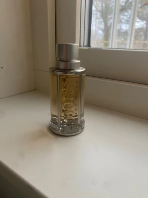  Hugo Boss the scent 50ml - En klassisk och stilren parfym från Hugo Boss. Flaskan har en modern design med tydlig logga. Perfekt för dig som vill ha en ikonisk doft i samlingen. 50 ml