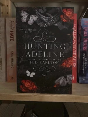 Bok - Hunting Adeline (2:a boken). Perfekt skick, varken läst eller öppnad. Boken är på engelska