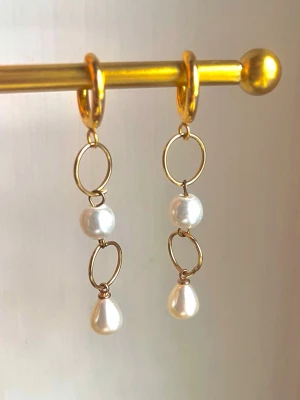 Örhängen - Jättevackra guldiga handgjorda örhängen! Säljer 1 för 60kr och ett par för 99kr😚 Passa på nu när det är fri frakt!