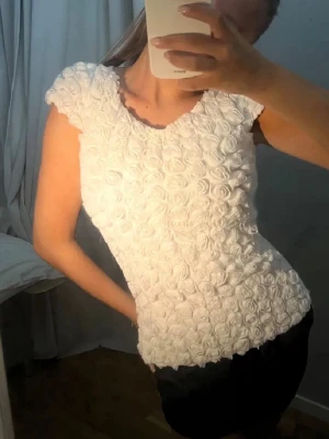 BLOMMIG TOPP - Säljer en superfin vit topp från Orsay. Den har ett unikt mönster med rosdetaljer över hela framsidan, denna är köpt för 500kr och säljs  billigare! 🩷 Tryck köp nu för tidig leverans eller diskutera pris