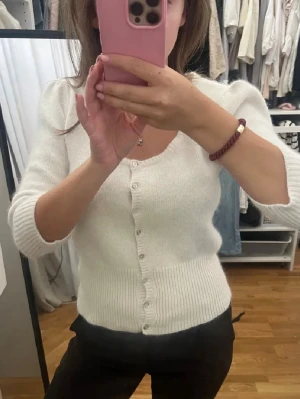 LANAWOOL KOFTA - Sååå fin fluffig kofta i lana wool perfekt nu till hösten!🍁🐻‍❄️🐻‍❄️💓💖🍂🍂Den är använd en gång och är liten i stoleken, det står M men skulle säga mer XS/S:) Säljer en likadan grå i profilen, KÖP!!!💓💓 Nypris: 1000kr