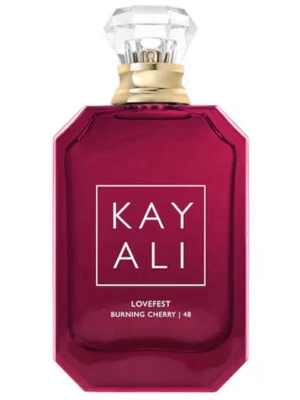 Kayali Lovefest Burning Cherry - KAYALI – Lovefest Burning Cherry | 48 (Eau de Parfum) Nästan ny • 100%  • Ej använd  Säljer min flaska Lovefest Burning Cherry 48 från KAYALI — endast uppsprayad två sprut i luften för att känna doften. Ej använd på hud, alltså i nästintill nyskick. Doftar underbart men föll tyvärr inte mig i smaken  Doftpyramiden: Topp: Bergamott, hallon, svart körsbär Hjärta: Rose Damascena, jasmine sambac, heliotrop, pralin Bas: Palo santo, guaiac-trä, patchouli prisma, Peru balsam, tonkaböna, vetiver Haiti, 