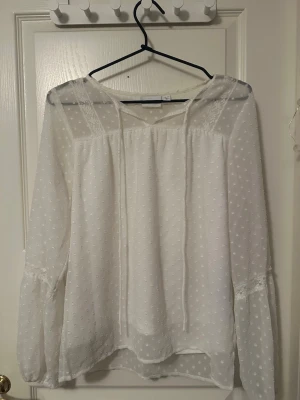 Vit blus från Vila  - Superfin och bekväm blus från Vila i storlek 34 med långa ärmar och prickigt mönster!😽💓 Priset kan förhandlas!