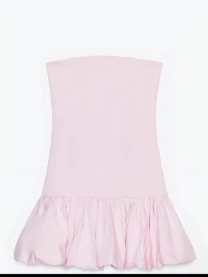 Ljusrosa klänning - Supersöt ljusrosa axelbandslös kort klänning med volang. Endast använd en gång