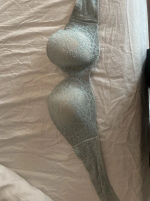 Babyblå spets-bh från Twilfit 85D - Säljer en babyblå bh från Twilfit i storlek 85D. Bh:n har vacker spets på utsidan och släta kupor på insidan. Den har bygel och breda axelband för extra stöd. Perfekt för dig som gillar en feminin och stilren look.