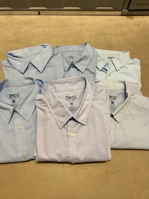 6st Ljusblåa Skjortor Storlek M - Säljer nu 6st långärmade skjortor i storlek M, köpta på New Yorker för 150kr/styck, dvs 900kr totalt men jag säljer alla för 300kr dvs 50kr styck. Frakt sker inom 24h och tveka inte på att skriva vid frågor 🌟