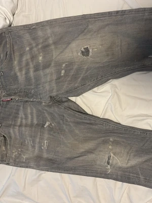 Grå slitna jeans från Dsquared2 - Nu Säljer jag  ett par grå jeans från Dsquared2 i bra skick,hör av er vid intresse eller frågor