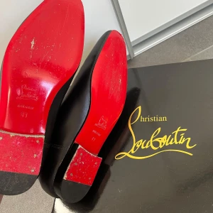 Louboutin boots  - Säljer nu mina snygga Christian Louboutin Chelsea boots i läder. storlek 41. Nypris 12000kr. Hör av er vid fler frågor.