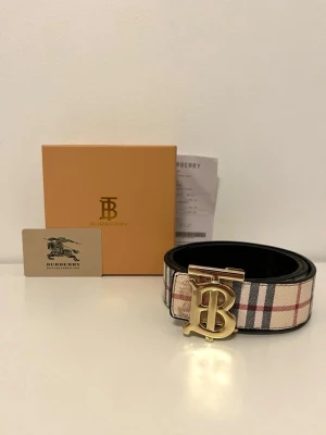 Vändbar burberry bälte - Oanvänd, skickas inom kort tid (låda ingår ej)