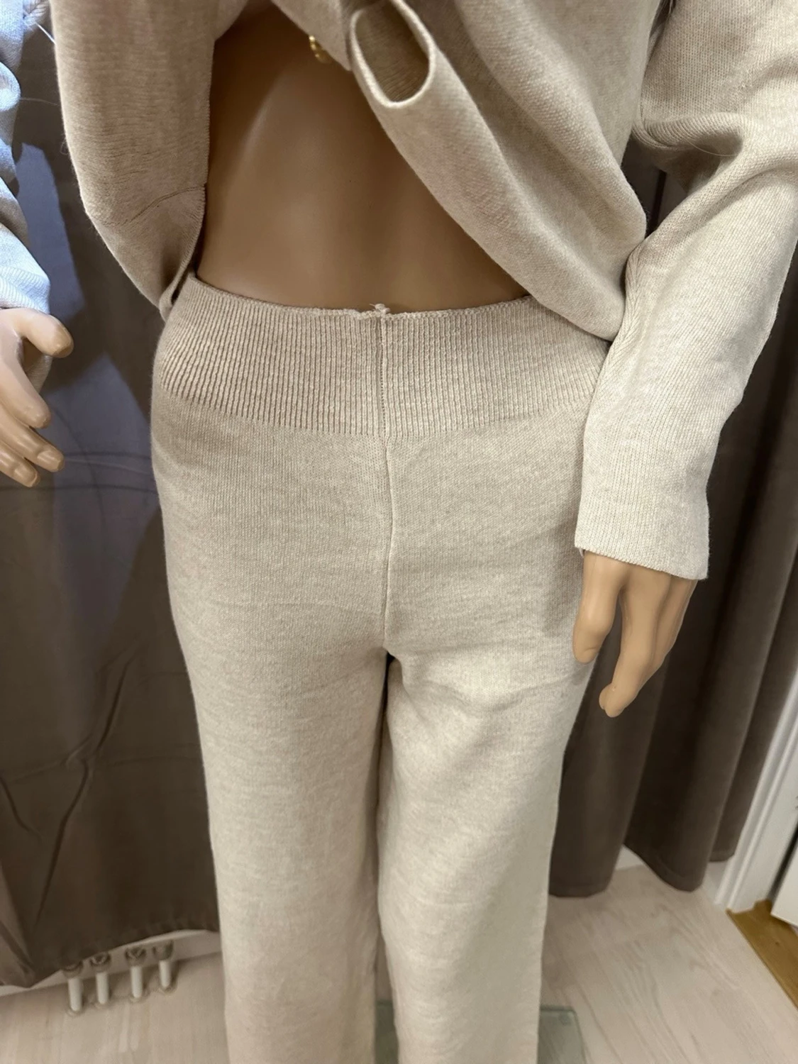 Beige stickad väst med guldknappar - 2