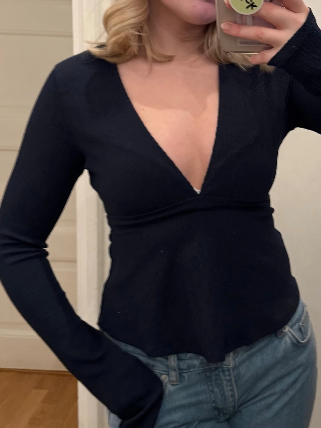 Marinblå långärmad topp med v-ringning - 1