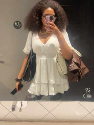 Söt Vit klänningmed volang - Supersöt vit kortklänning med  v-ringning. Klänningen har volangdetaljer och är kortärmad