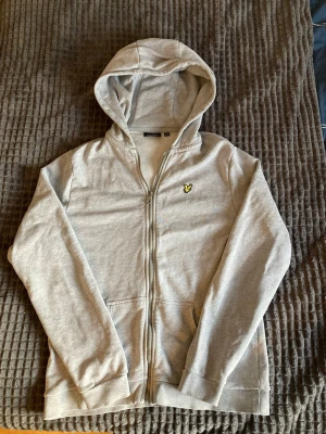 Lyle&Scott Ziphoodie  - Säljer en Lyle&Scott Ziphoodie i riktigt bra skick, knappt använd. Storlek 15-16 år, samma som S/176. Priset går att diskutera!