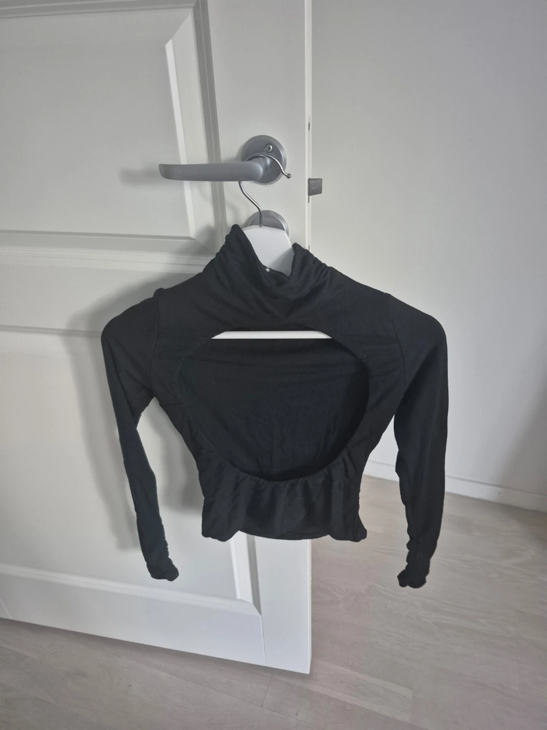 Svart polotopp med öppen rygg från Auri - 5