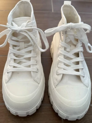 Vita sneakers - Snygga vita sneakers med högt skaft. Helt nya och endast provade i affär. Strl 37.