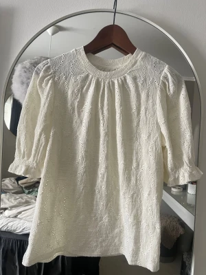 Vit broderad blus med puffärm - Söt vit blus som är helt ny 