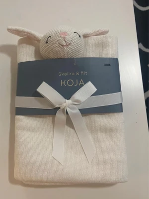 KOJA filt och skallra  - KOJA filt och skallra från Åhlens. Oöppnad 