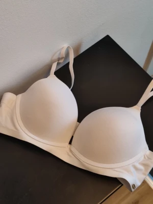 Vit bh - Vit bh från Censored i lite glansigt mjukt material. Lite padded. Justerbara axelband. Inte använd då den inte passar. Storlek 80B