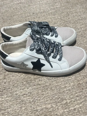 Vita sneakers med stjärndetaljer!🫶🏽 - Från Gina Tricot Young, i storlek 37💞!