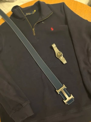 H-spänne - Ett mörkblå H-spänne med längden 110 cm. Kan även göra flera hål om man känner för det 😁