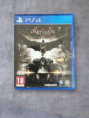Batman: Arkham Knight PS4/PS5 - Batman: Arkham Knight – Speltestat och fungerar utan problem. Riktigt snyggt och flyter på bra. Fodralet är skadat på framsidan och ett ställe inuti, men går att stänga. Komplett med manual. Fungerar även på PS5.