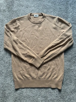John Henric Merino tröja - Säljer en stilren beige tröja från John Henric. Tröjan har rund halsringning, långa ärmar och ribbade muddar vid ärmslut och nederkant. Skick 9/10. Strl M. Hör av er vid frågor eller om ni vill ha fler bilder! Skickar snabbt 🚚💨