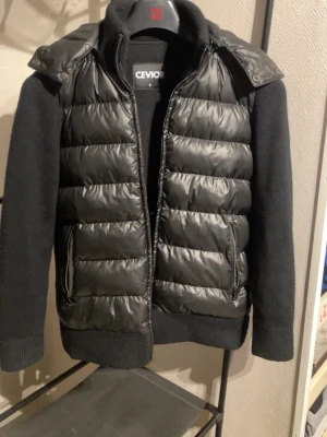 Svart cardigan från Cevior - En nästan sprillans ny jacka från Cevior som kostar 1200kr i nypris och jag är villig att sälja denna för endast 800kr