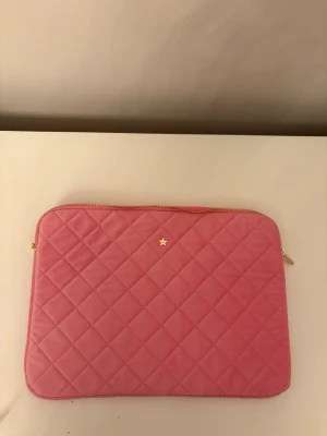 Datafodral från dark -  snyggt rosa datafodral från dark med quiltat mönster och en liten guldfärgad stjärna på framsidan. Aldrig använt och inga fläckar eller så