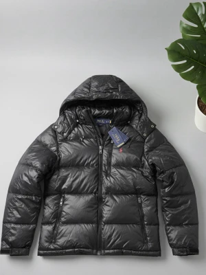 Svart Ralph Lauren Vinterjacka (S) - Svart dunjacka från Polo Ralph Lauren med huva och två sidofickor med dragkedja. Storlek S. Riktigt bra nu till vintern 