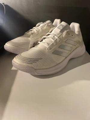 Adidas novaflight  - Säljer ett par helt oanvända adidas novaflight i storlek 42,5 dam. Aldrig använda endast testa och säljer pga för små. Pris går och diskutera 