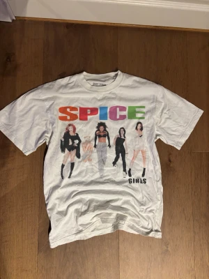 Spice Girls Tee - Vintage inspirerad Spice Girls tröja. Size XXS men  passar XS och S då den är ”oversizead”