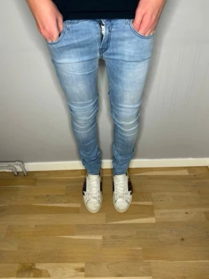 Ljusblåa replay jeans  - Riktigt snygga replay jeans i en snygg passform med storleken 28/32 även helt nya. Fraktar som vanligt alltid inom 12 timmar, hör gärna av er och tveka inte för att lägga bud är flexibel med priset. 