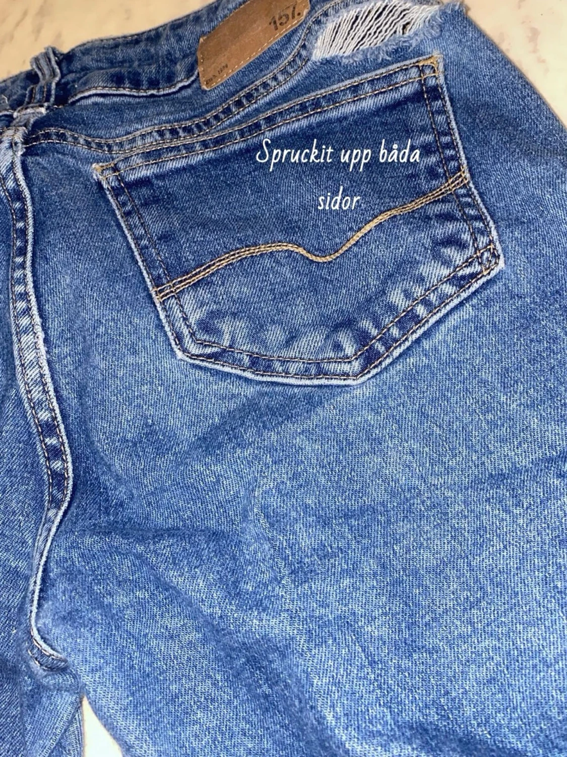 Blå utsvängda jeans med slitningar - 1