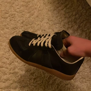 Maison margiela skor - Tja. Säljer dessa as feta maison margiela skor. Storlek 35 men sitter mer som 37. Pris ej hugget i sten skriv vid minsta lilla fundering