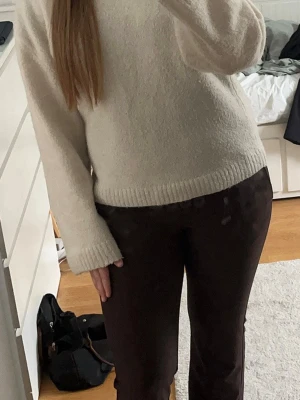 Bruna utsvängda kostymbyxor  - Säljer ett par lågmidjade, bruna kostymbyxor från bikbok. Är i storlek 40 och sitter jättebra på mig. Säljer då jag köpte de secondhand och tycker att jag inte passade så bra i färgen. Köpte de för 180. 