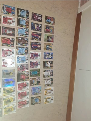 Fotbollskort - Upptäck spänningen med dessa nya sportkort! Varje kort är unikt och värdet varierar beroende på vilket lag och vilka spelare som finns på kortet. Perfekt för både nybörjare och erfarna samlare! De är helt nya och redo att bli en del av din samling. Kontakta mig om du har frågor eller vill veta mer.