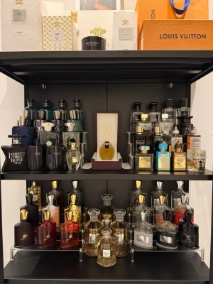 Parfymer/Parfymprover/Parfymsplittar/Parfym samples/Samples - Erbjuder samples från alla dofter i min samling. Storlekarna som är tillgängliga är 2/3/5/10/30ml. Bilder på flaskorna har jag bifogat. Bara att hojta vid funderingar över pris eller liknande. Vänligen respektera att jag ej säljer hela flaskor och vill ej byta något.