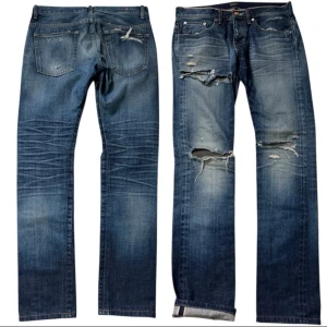 Earnest Sewn selvedge jeans - Säljer ett par selvedge jeans från Earnest Sewn med slitningar. De är i utmärkt skick utöver slitningarna vilket är design. Storlek 29. Som man kan se på sista bilden så har jeansen selvedge kant vid midjan som på insidan av jeansen. 
