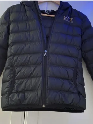 EA7 jacka - Svart ea7 jacka storlek 152 som är andvänd typ 10-20 gånger. som ny! Ordinarie pris 1800kr. Pris kan diskuteras, perfekt till våren och sommar och höst. Funkar att ha på vintern beroende på vad du har under.