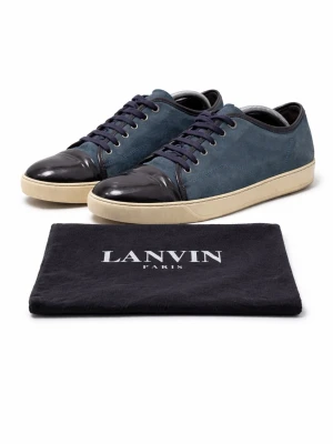 Lanvin blå sneakers med lackad tå - Snygga sneakers från Lanvin i blå mocka med mörkblå lackad tå och vita sulor. Skorna har klassisk låg profil, mörkblå snörning och stilren design. Perfekta för dig som gillar exklusiva och trendiga sneakers med unika materialval.