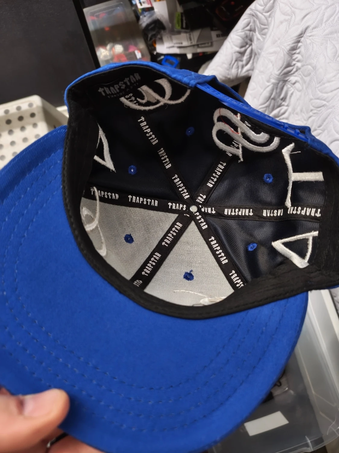 Blå snapback med broderad text - 3