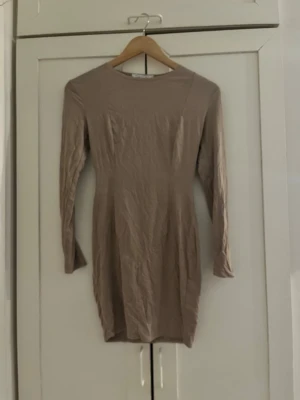 Beige klänning - Beige klänning gjorde av troligtvis fleece (väldigt tjock och varmt material) perfekt mys klänning! 