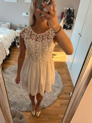 Spetsklänning - Otroligt söt spetsklänning perfekt för studenten 😍 Köpt förra året men aldrig använd! 
